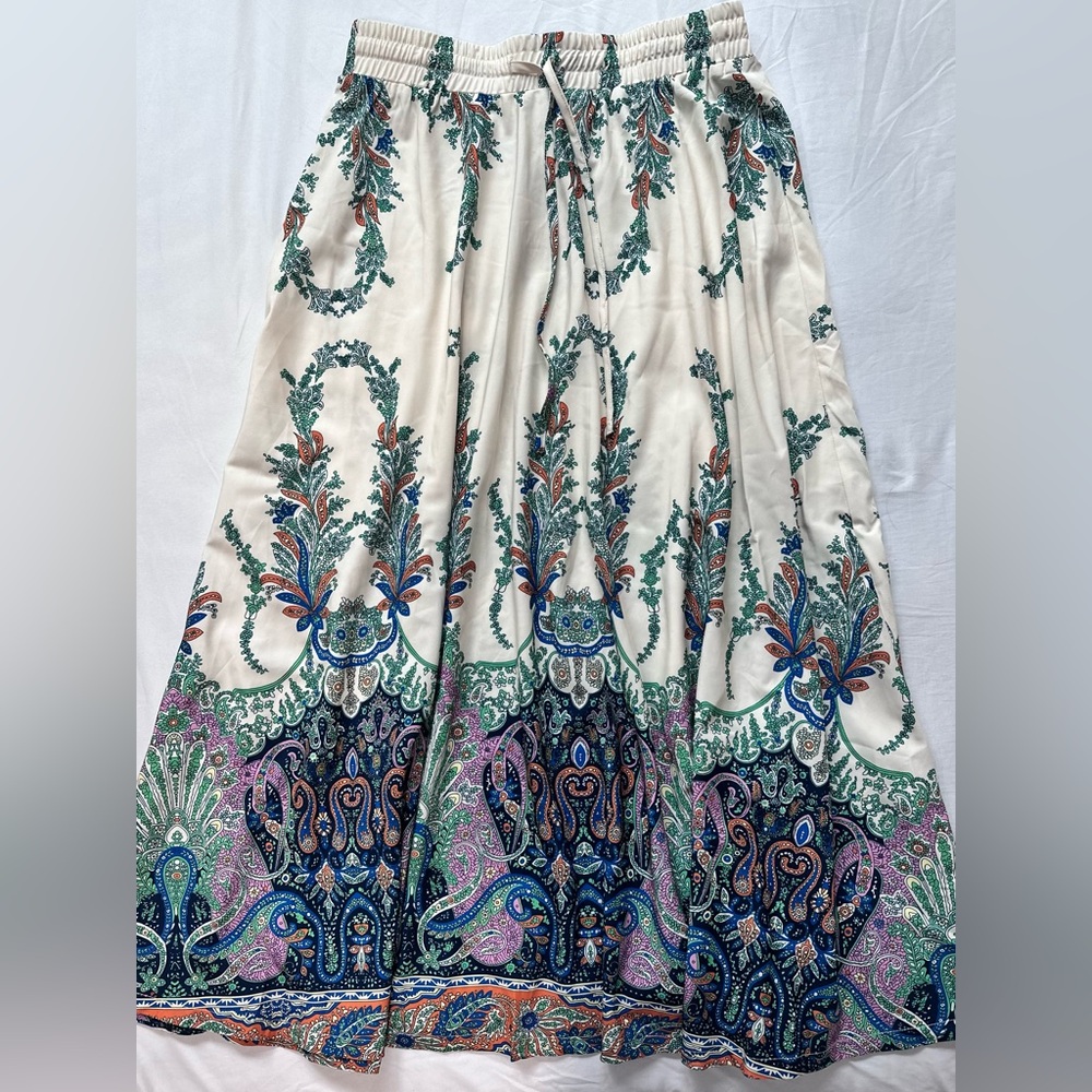 Gorgeous flowy midi skirt
